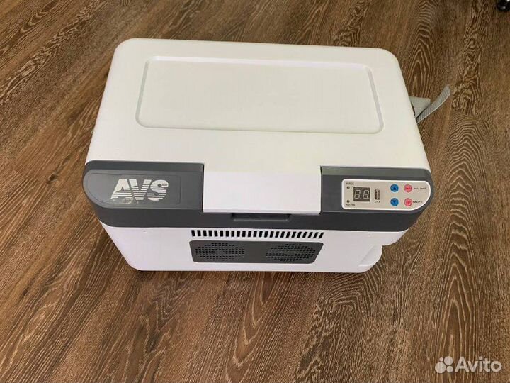 Электрический холодильник Термоконтейнер AVS