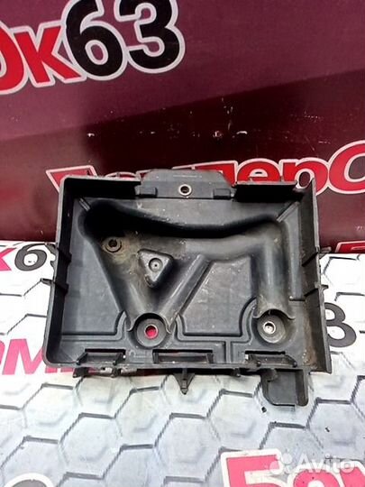 Крепление аккумулятора Volkswagen Polo