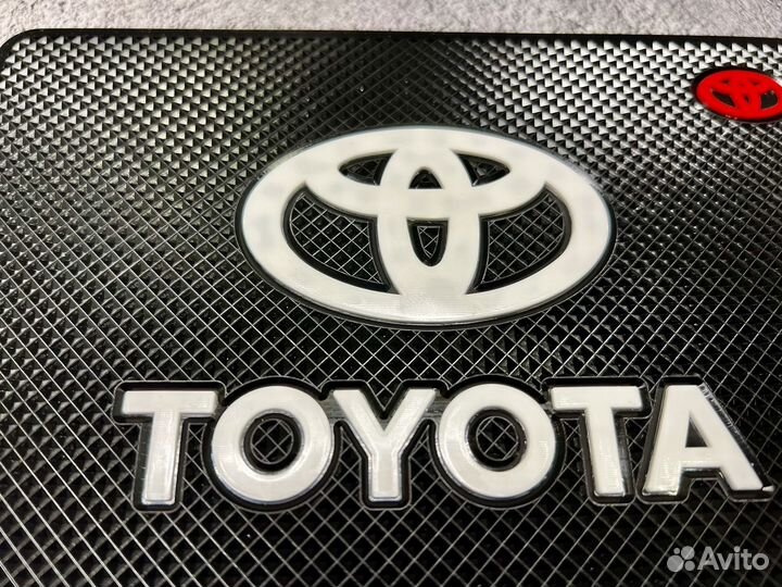 Коврик Toyota на панель противоскользящий