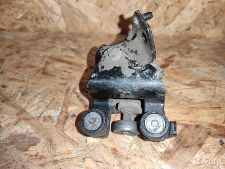 Ролик сдвижной двери левый Citroen Berlingo B9 1.6