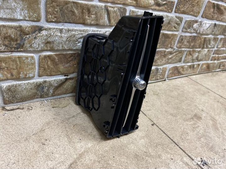 Дефлектор воздушный правый Volvo Xc90 2 2.0 dizel