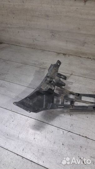 Кронштейн переднего бампера правый Mercedes C