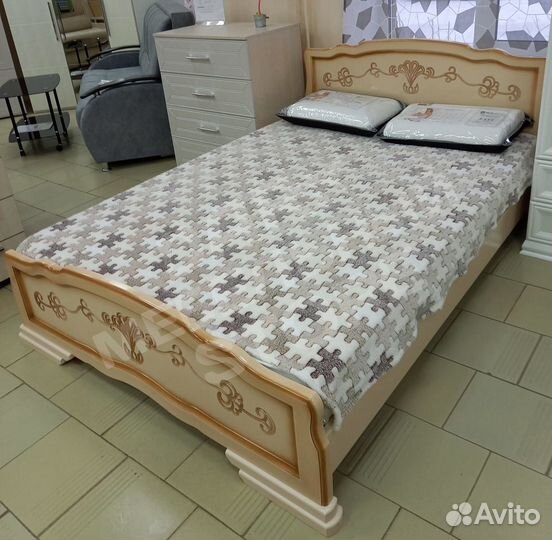 Кровать массив