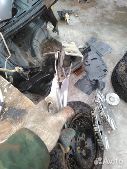 Петли капота Mitsubishi Lancer 9