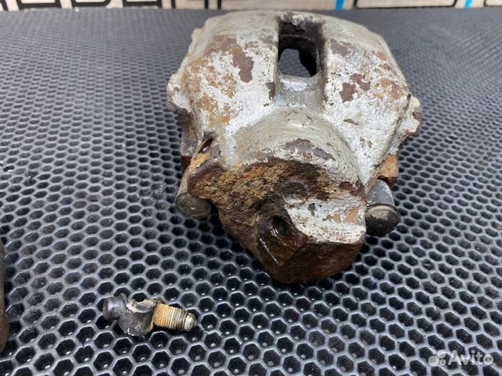 Суппорт передний правый Land Rover Range Rover 3