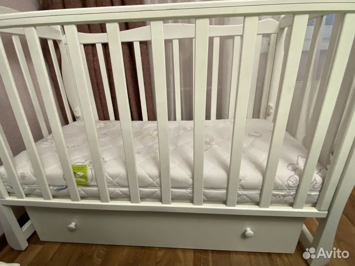 Детская кроватка с поперечным маятником