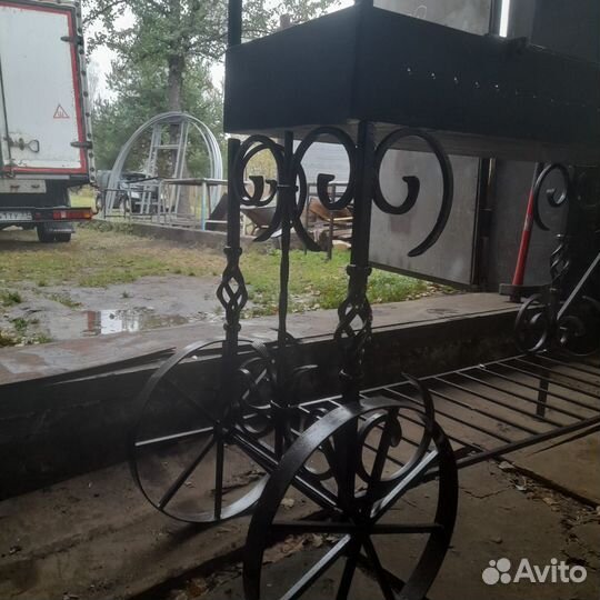 Кованый мангал с крышей и печкой