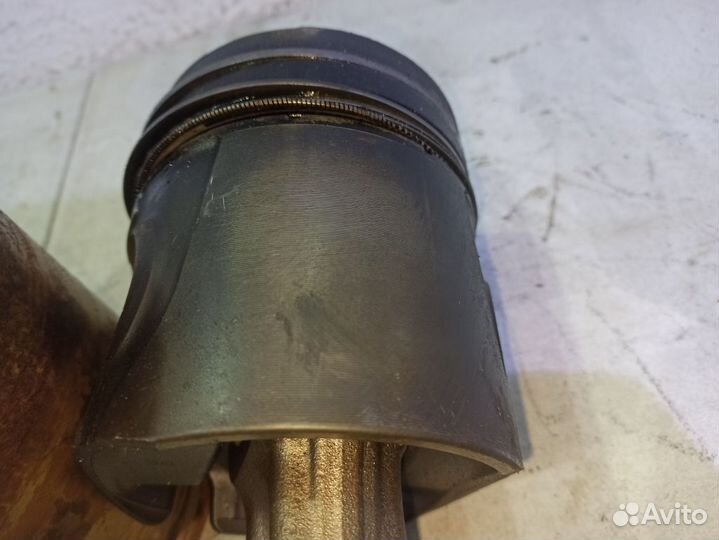 Поршень с шатуном Вольво