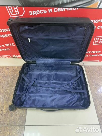 Большой чемодан на колесах