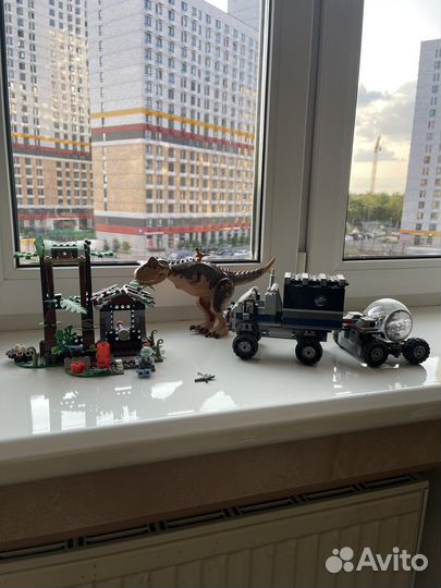 Конструктор 10926 Мир динозавров Побег в