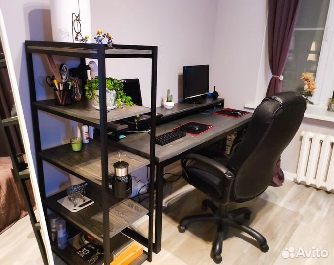 Компьютерный стол в стиле лофт с полками