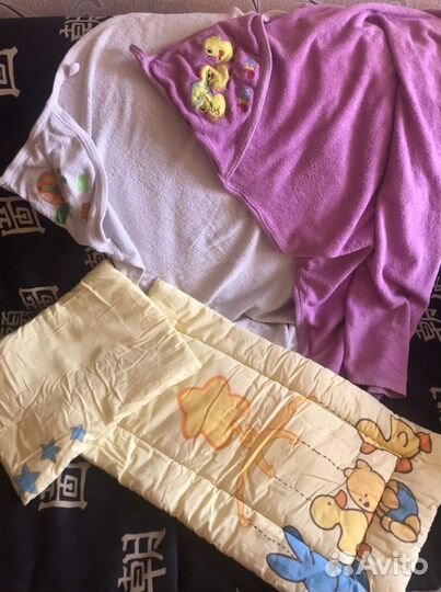 Два детских полотенца и матрасик в коляску