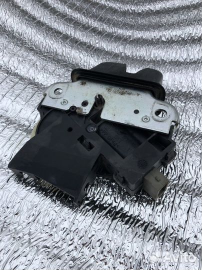 Замок багажника VAG 4F5 827 505D