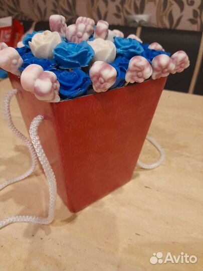 Коробочка с цветами из шоколадных роз