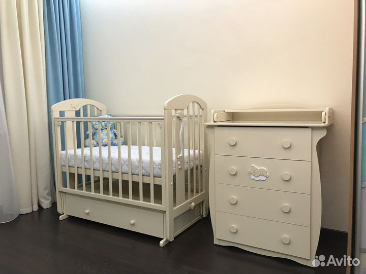 Детская кроватка с маятником и ящиком