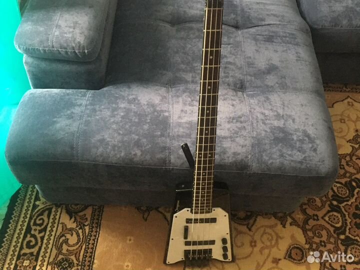 Безголовая бас гитара