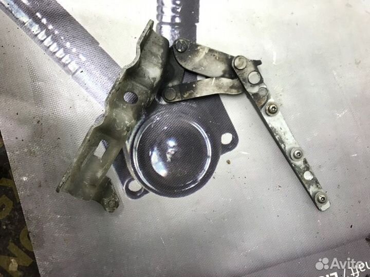 Петля капота правая Mercedes-Benz C-Class W203