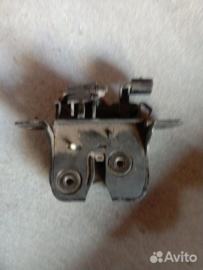 Замок багажника Renault Sandero K7J710 2014