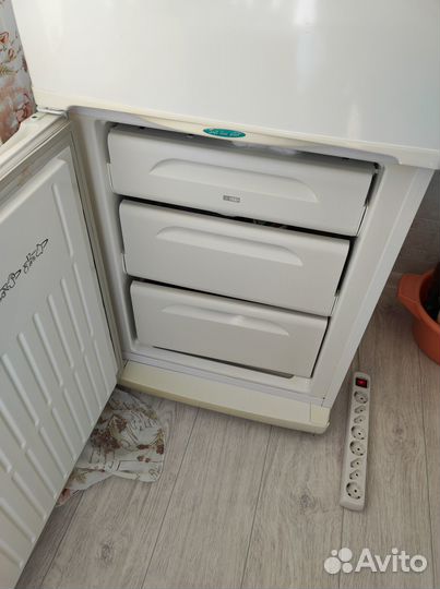 Холодильник двухкамерный Stinol 101 Q.001