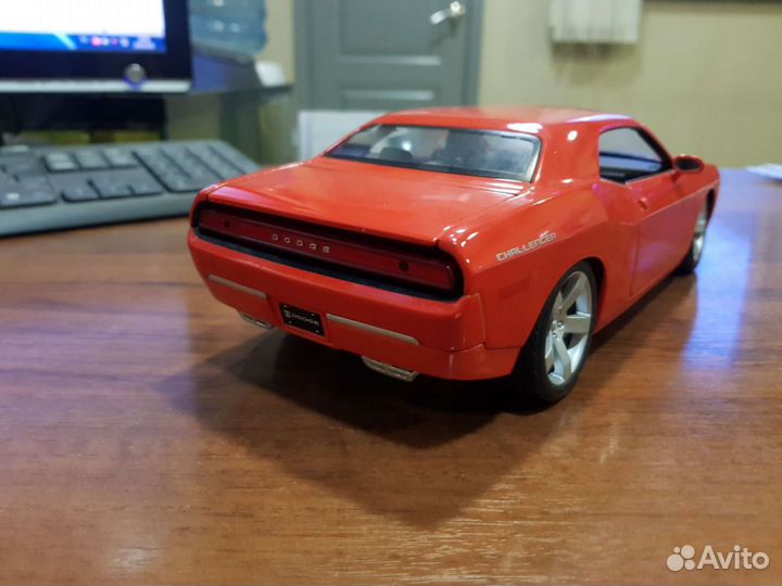 Модель 1/18 Dodge challenger