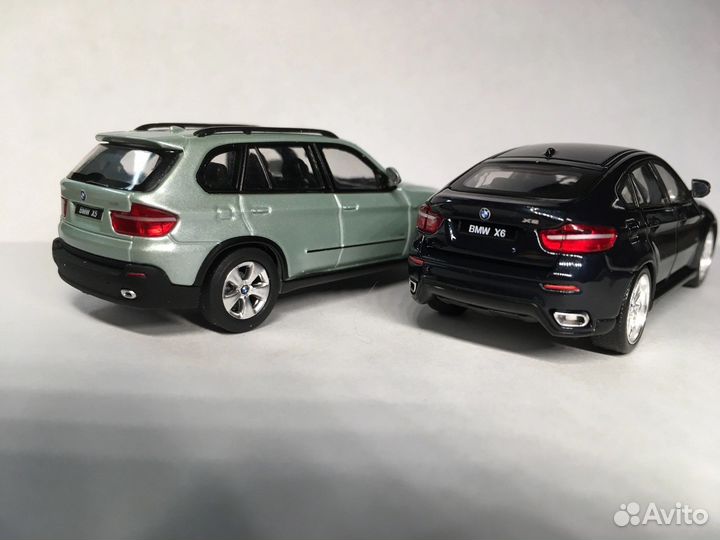 Модель автомобиля BMW 1:64 Kyosho