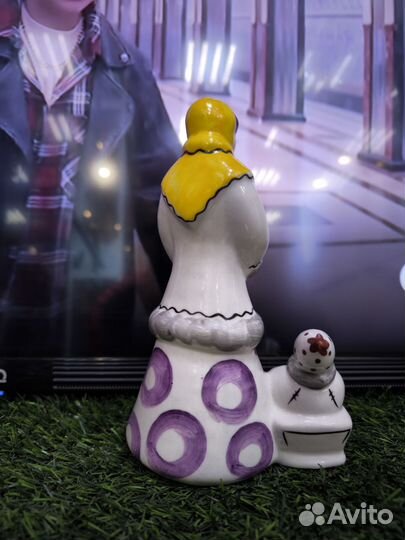 Фарфоровая статуэтка 