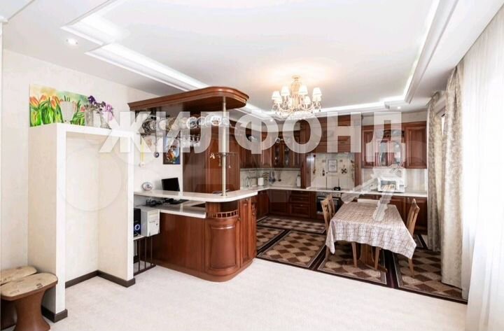 Дом 383 м² на участке 8 сот.