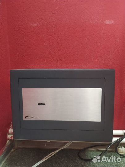 Сейф для денег настенный