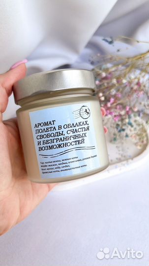 Подарок девушке со свечей и кулоном из смолы