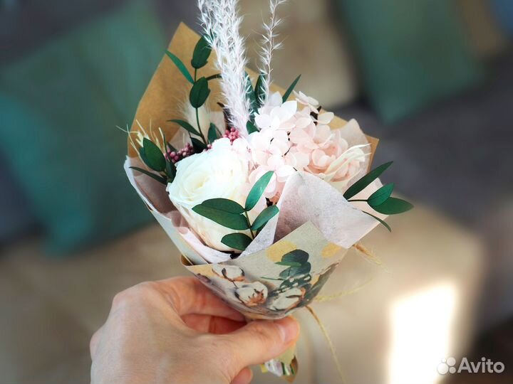 Корзина с цветами, розы стабилизированые, не вянут