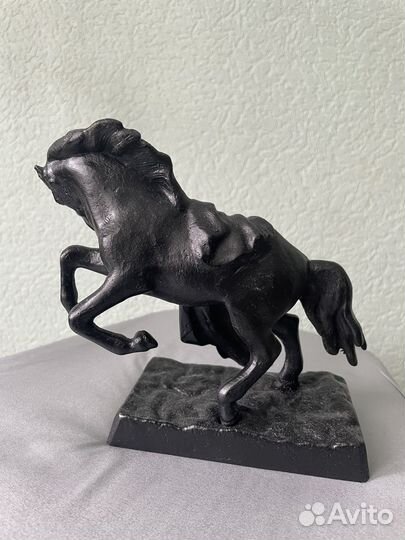 Чугунная статуэтка конь с попоной