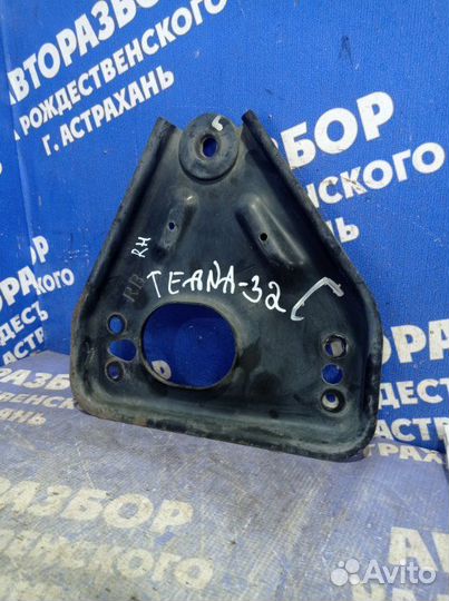 Правый кронштейн переднего подрамника Nissan Teana