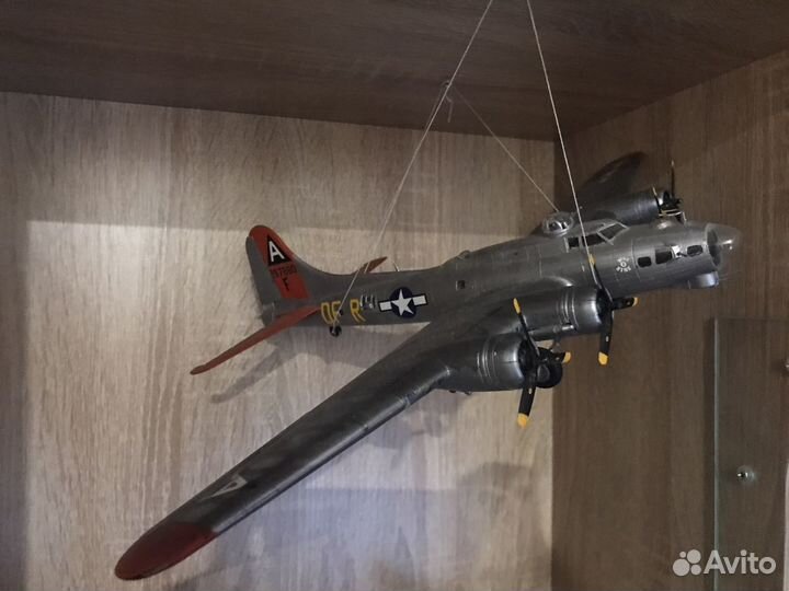 Готовая модель бомбардировщика B-17 FF от Revell