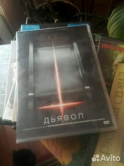 Диски и видеокассеты много