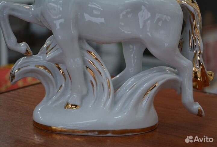 Фарфоровая статуэтка- конь златогривый. лфз