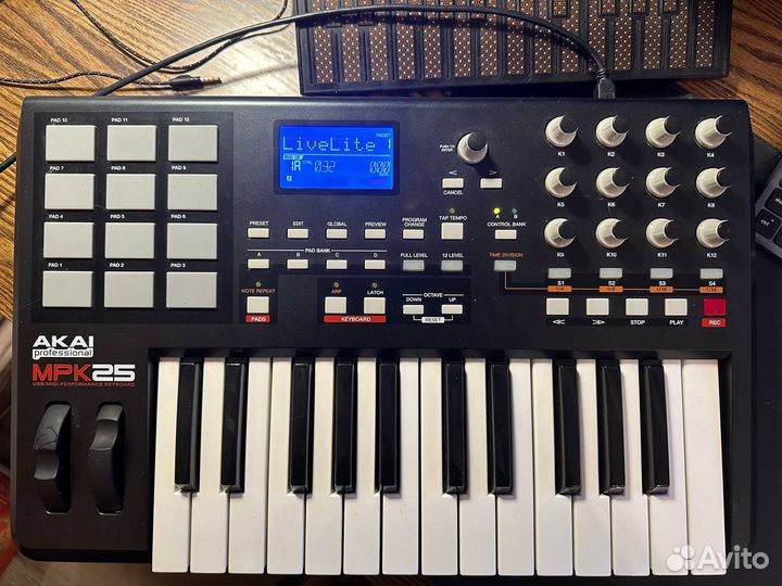 Midi клавиатура и контроллер akai MPK 25