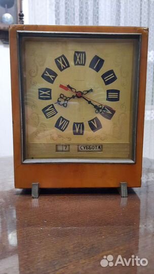 Часы Янтарь с календарём