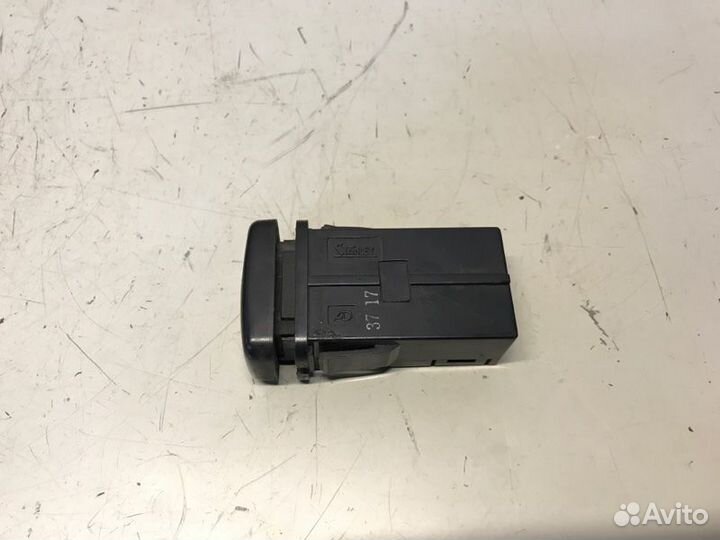 Кнопка обогрева заднего стекла Mazda 626 лифтбек