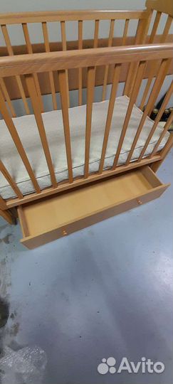 Детская кроватка с маятником