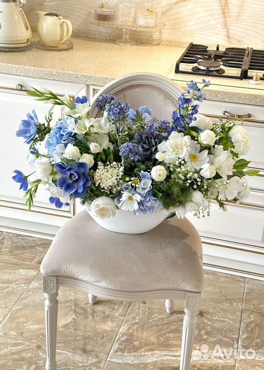 Букет из искусственных цветов в вазе