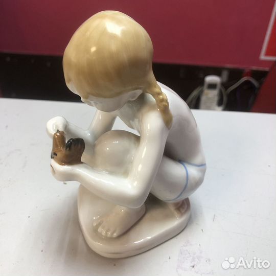 Фарфоровая статуэтка 