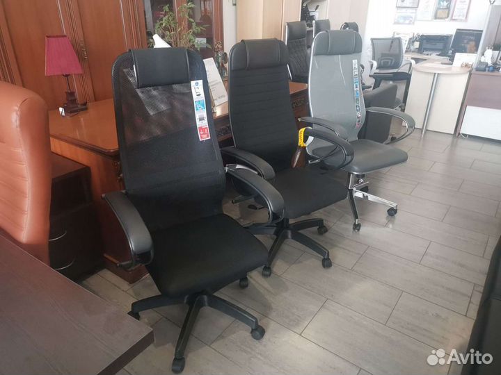 Компьютерное офисное кресло с высокой спинкой