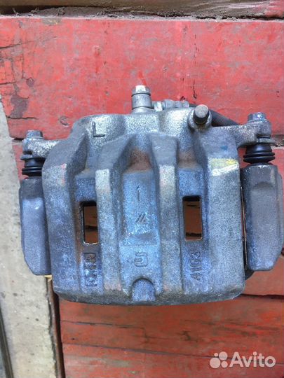 Суппорт томозной правый и левый Honda Accord 8