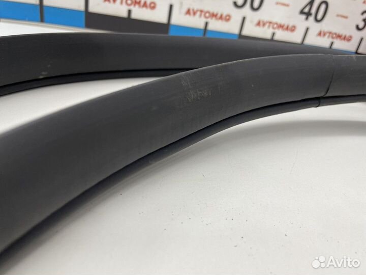 Уплотнитель проема двери задний левый