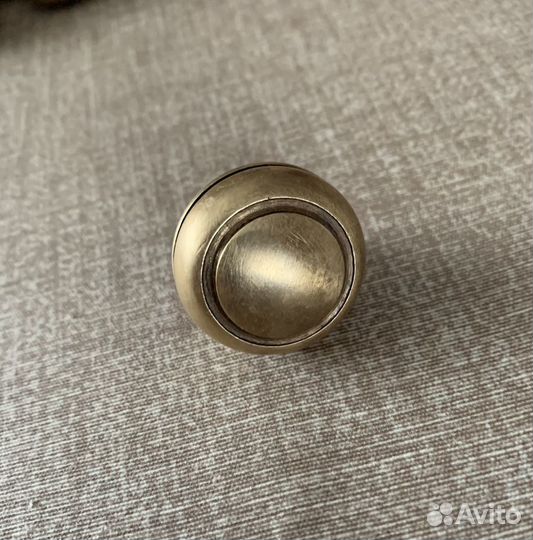 Мебельная ручка-кнопка латунь