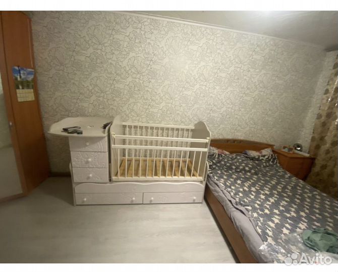 Детская кроватка с маятником и ящиками