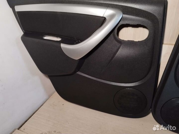 Обшивка задней левой двери Nissan Terrano 3