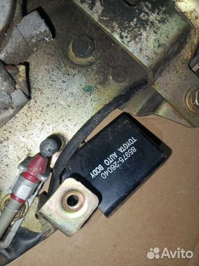 Замок двери Toyota Hiace 1996г