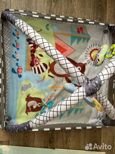 Детский игровой коврик с игрушками