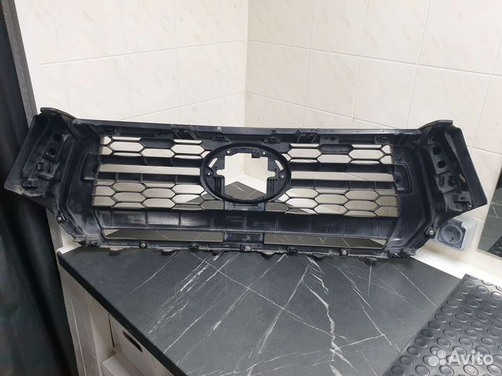 Решетка радиатора тойота хайлюкс 2019г